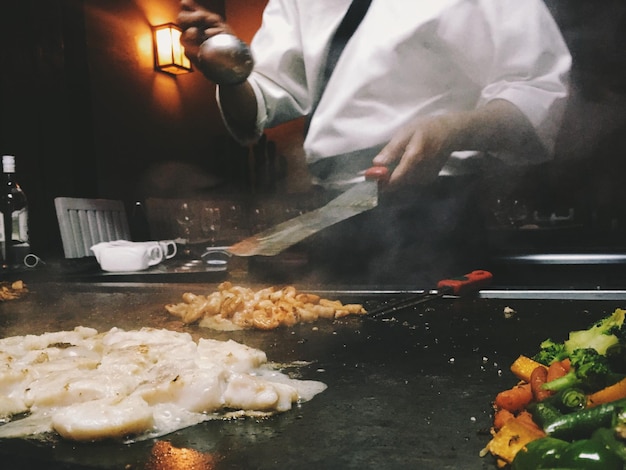 Szef kuchni przygotowujący danie